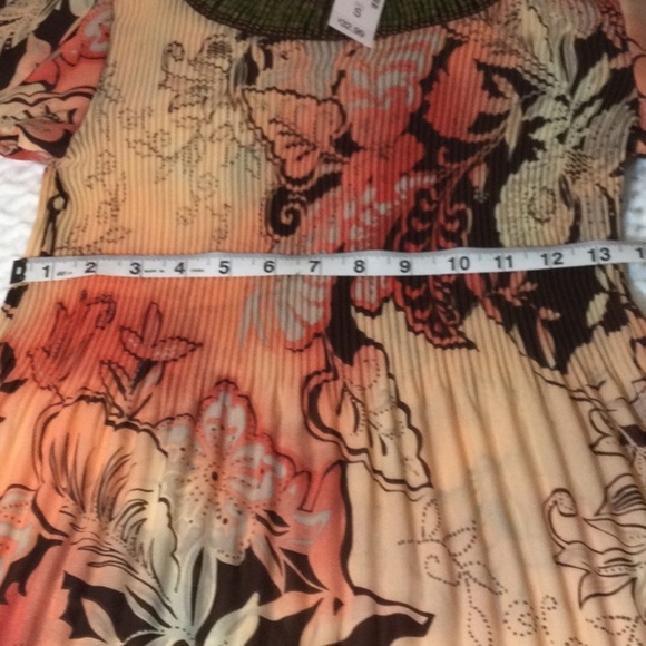 Dressbarn Beaded Pleated Top NWT Size S - Picture 8 of 8